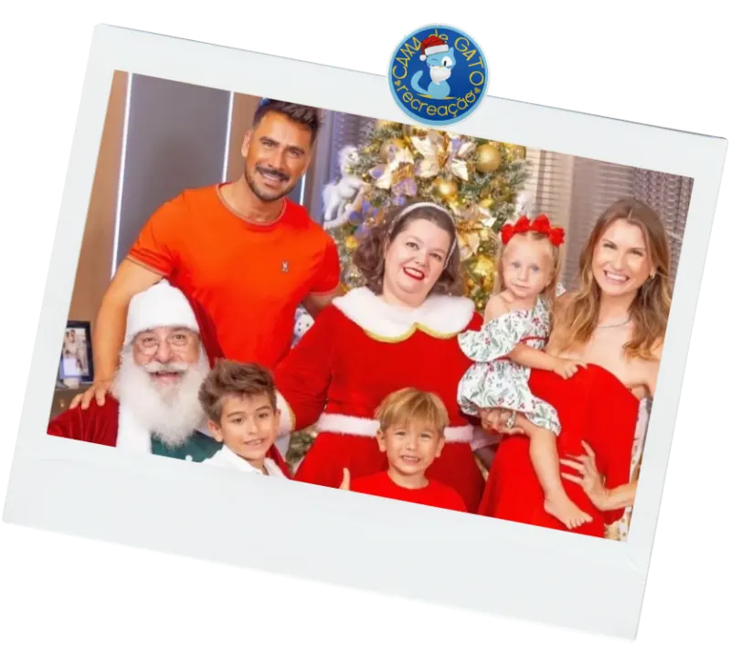 Família reunida com o Papai Noel e a Mamãe Noel da Cama de Gato